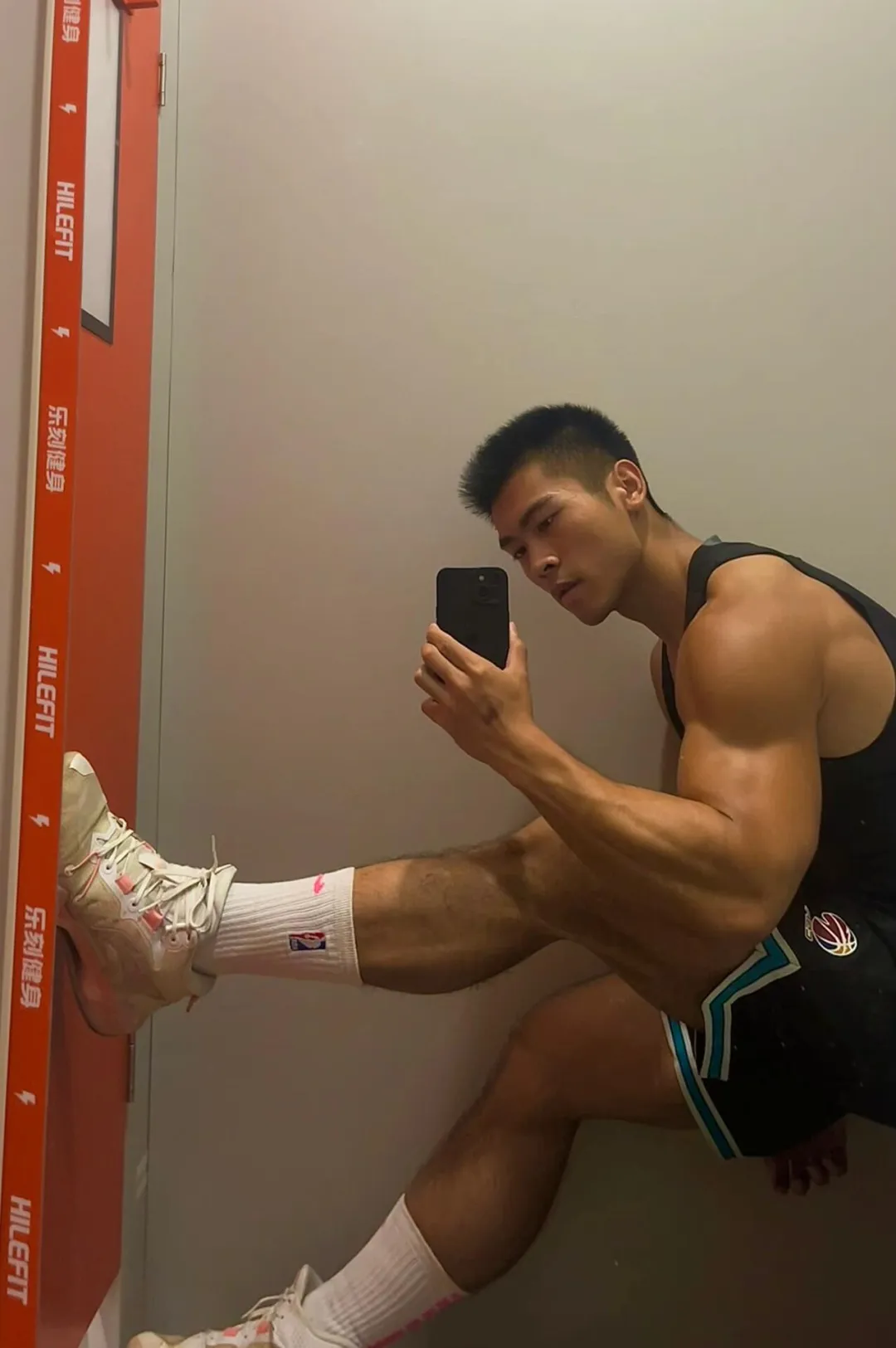 武汉地铁上的黑皮肌肉男找到了，大腿太粗壮太顶啦！