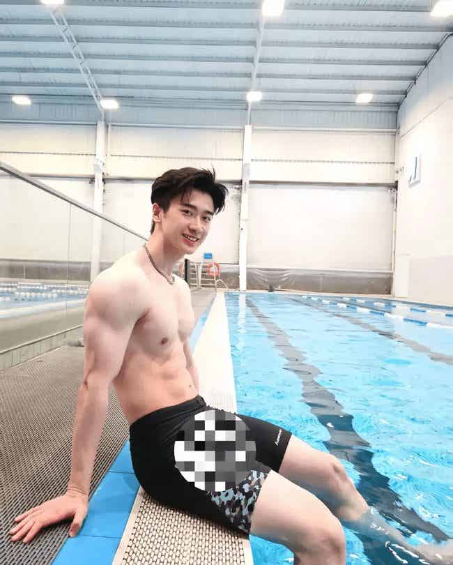 八块腹肌的高颜值语文老师帅呆了！