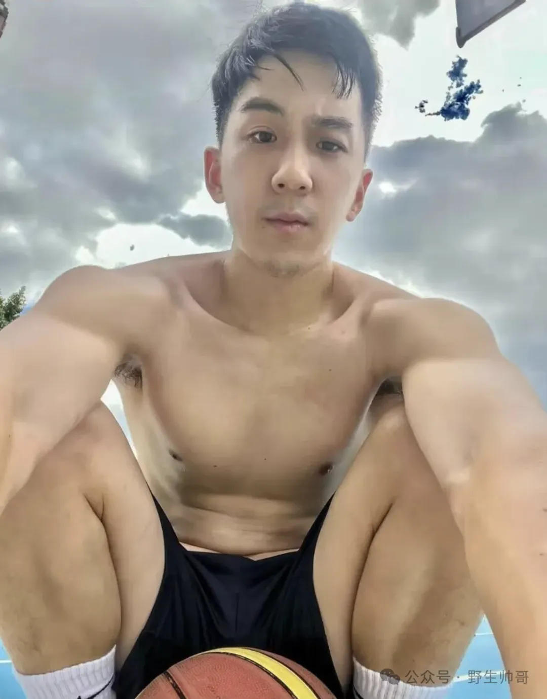 又一枚运动男自拍私照流出，长腿翘臀当爸爸太顶啦！