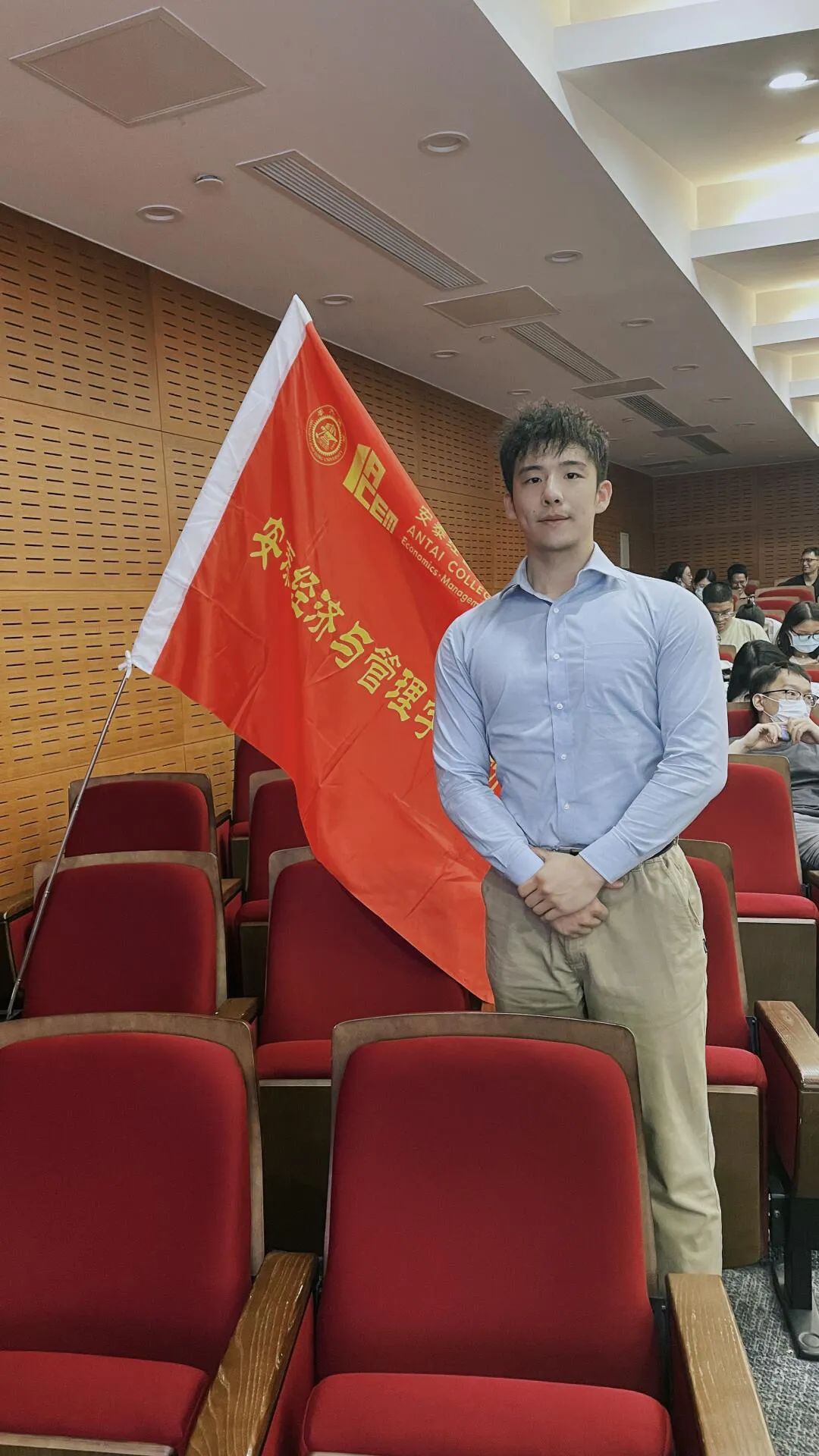 吃惊！上海交大超帅金融学博士，也被采访了…