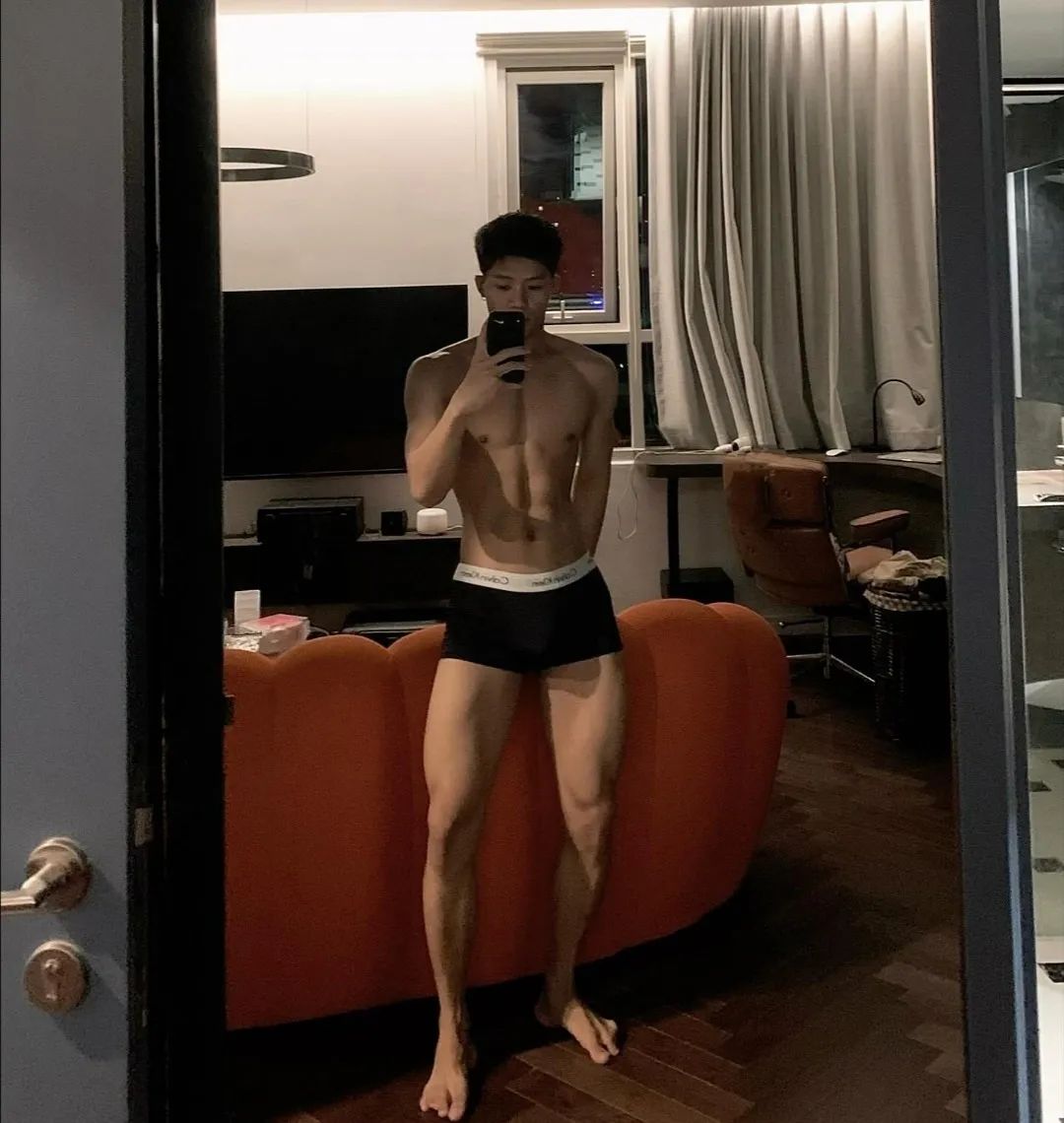185cm 体育生在酒店自拍，完美尺度！