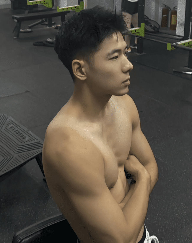 体育老师穿泳裤冲浪，少年感又欲又帅！