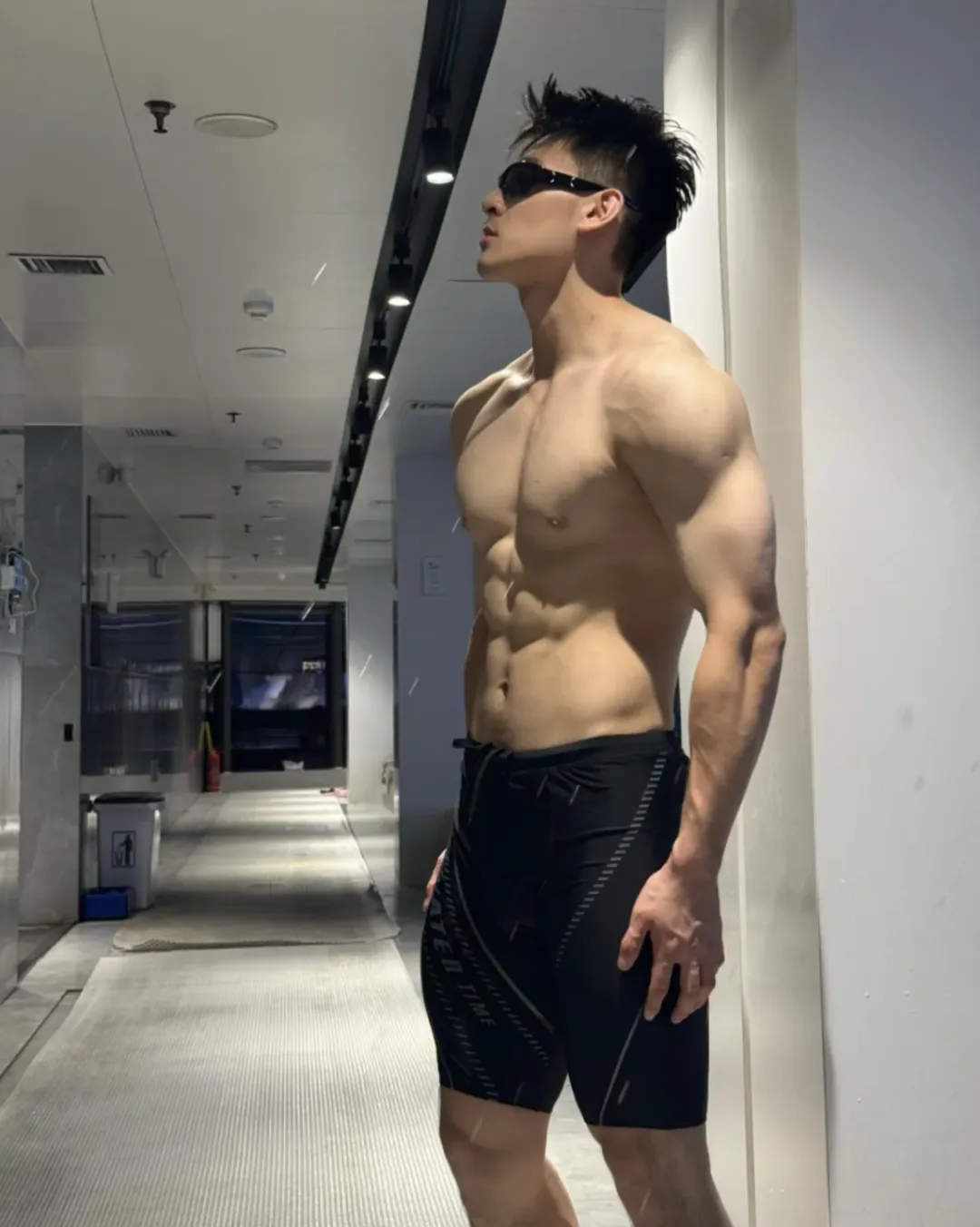 泳池湿透的长腿运动男，东北男人就是强大呀！！