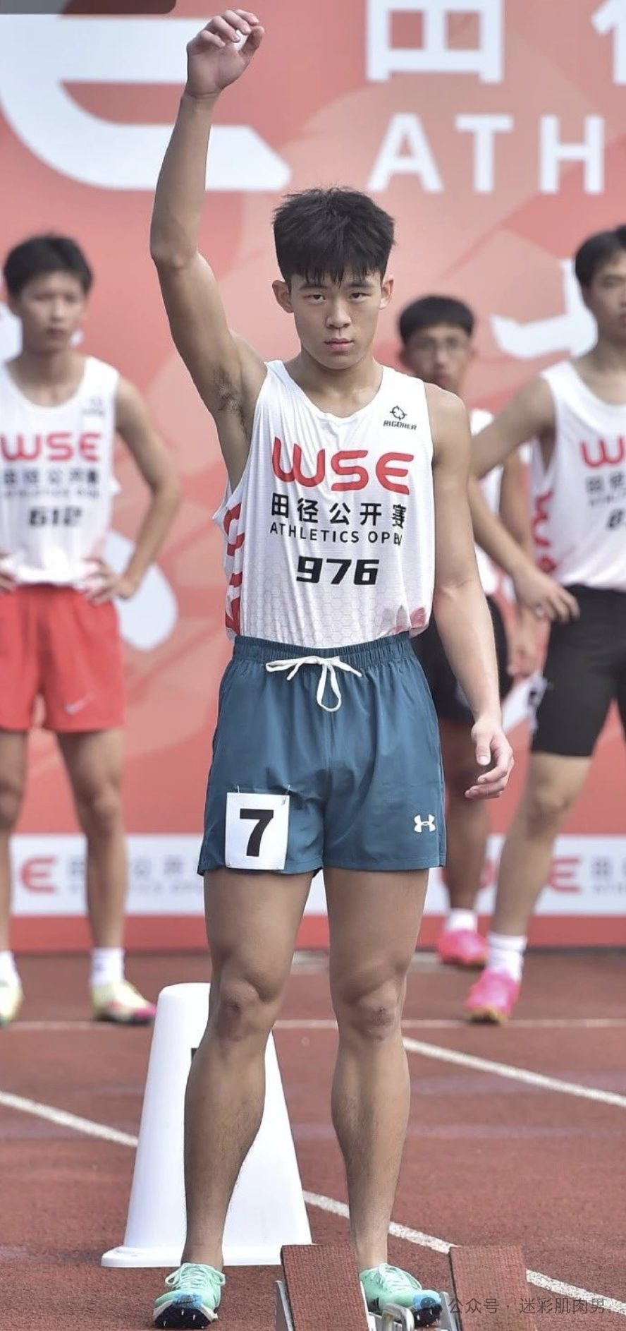 田径公开赛上穿紧身裤的男大体育生，耐力太强啦！