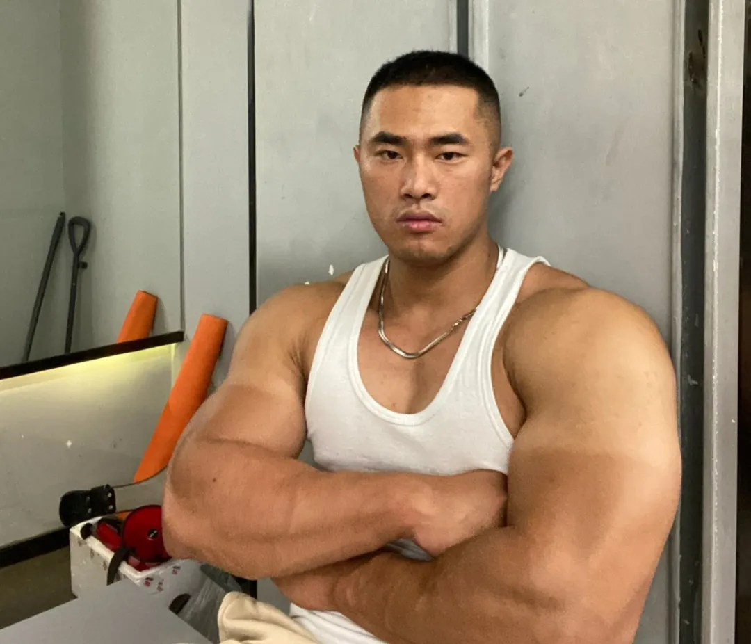 曾被女记者采访的山东壮汉，黑皮寸头太爷们了！