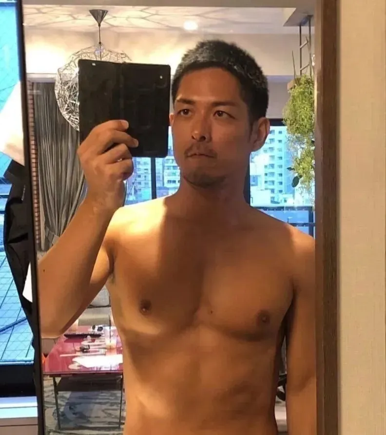 日本这枚正装男酒店见网友涉嫌偷窃他人财物，你看过他的吗