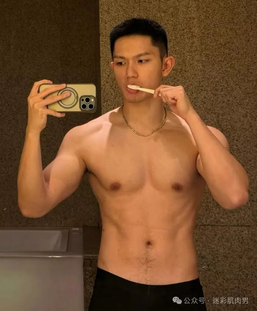 马老师硬控翘臀长腿穿白内裤太凸显了，挡不住啦！！