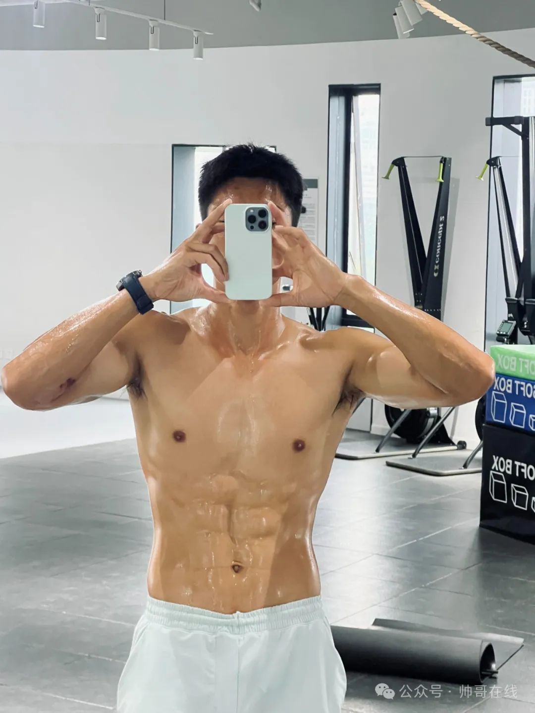 八块腹肌黑皮体育私教，这身肌肉馋哭了好多人!