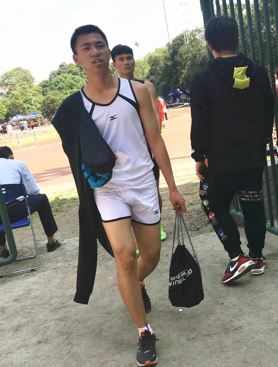 成都体院遇见的野生体育生，操场一个穿得比一个紧！