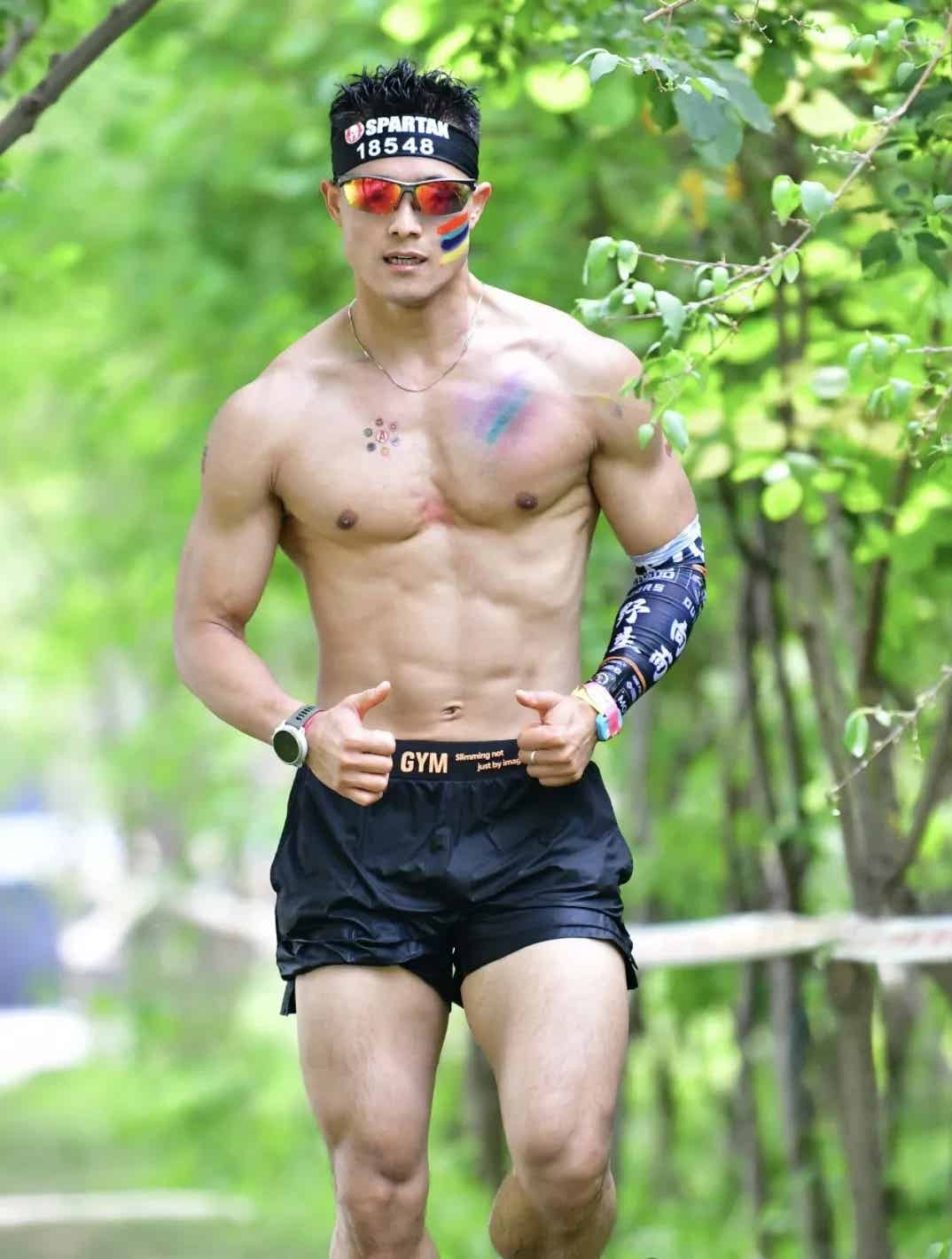 参加斯巴达的运动男湿湿透，穿这么紧身的裤子吗？