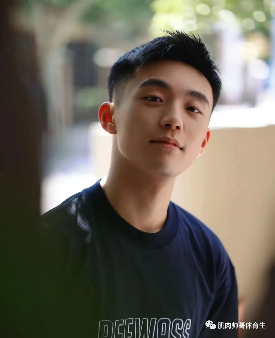 精致男孩又来啦，治愈系笑容太迷人