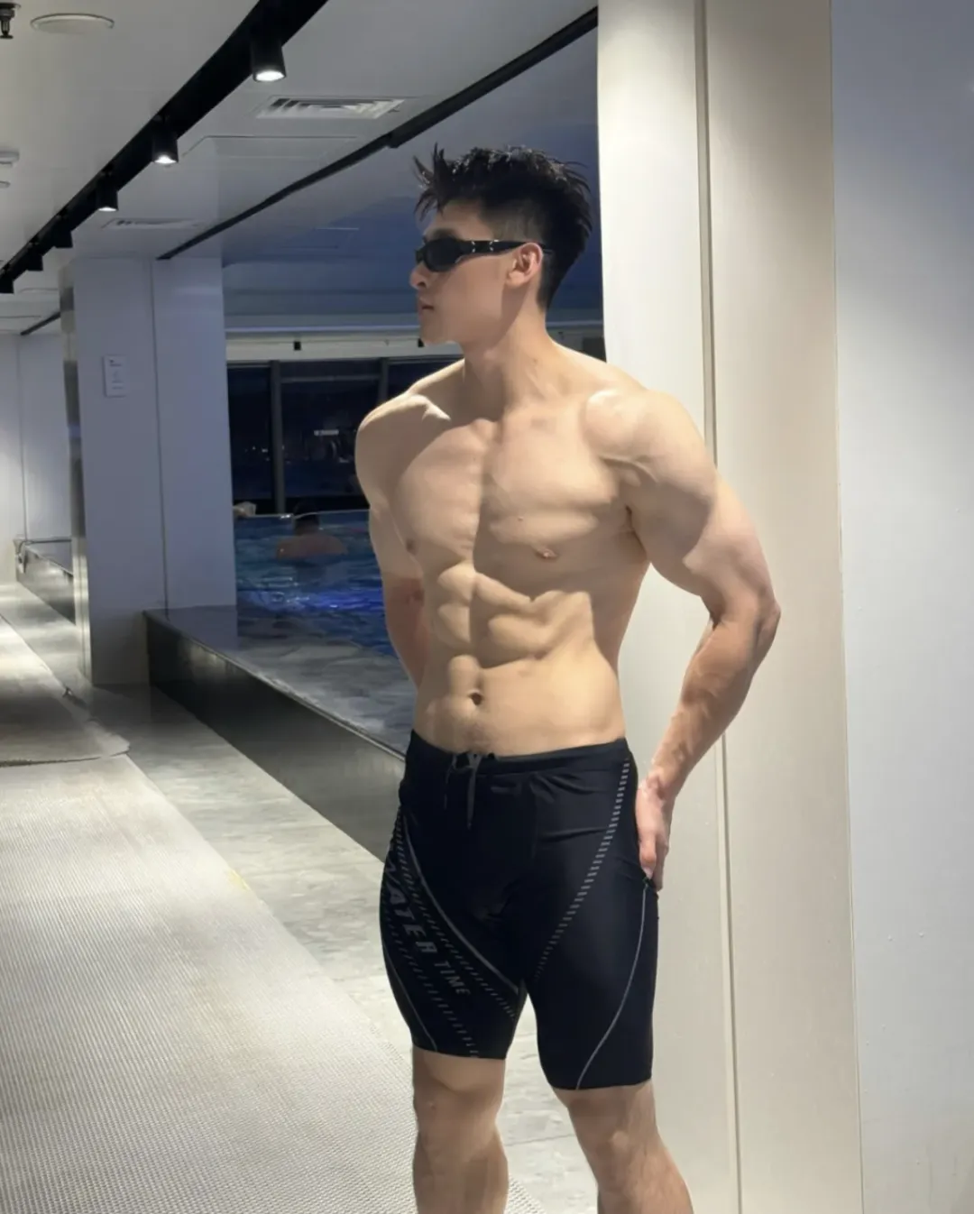 泳池湿透的长腿运动男，东北男人就是强大呀！！