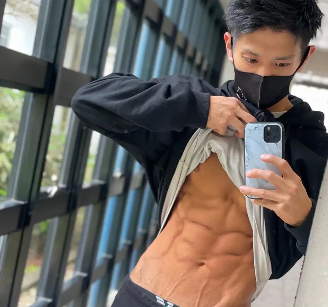 推特网红肌肉爸爸私教课卖五百约的都是男顾客，值吗？