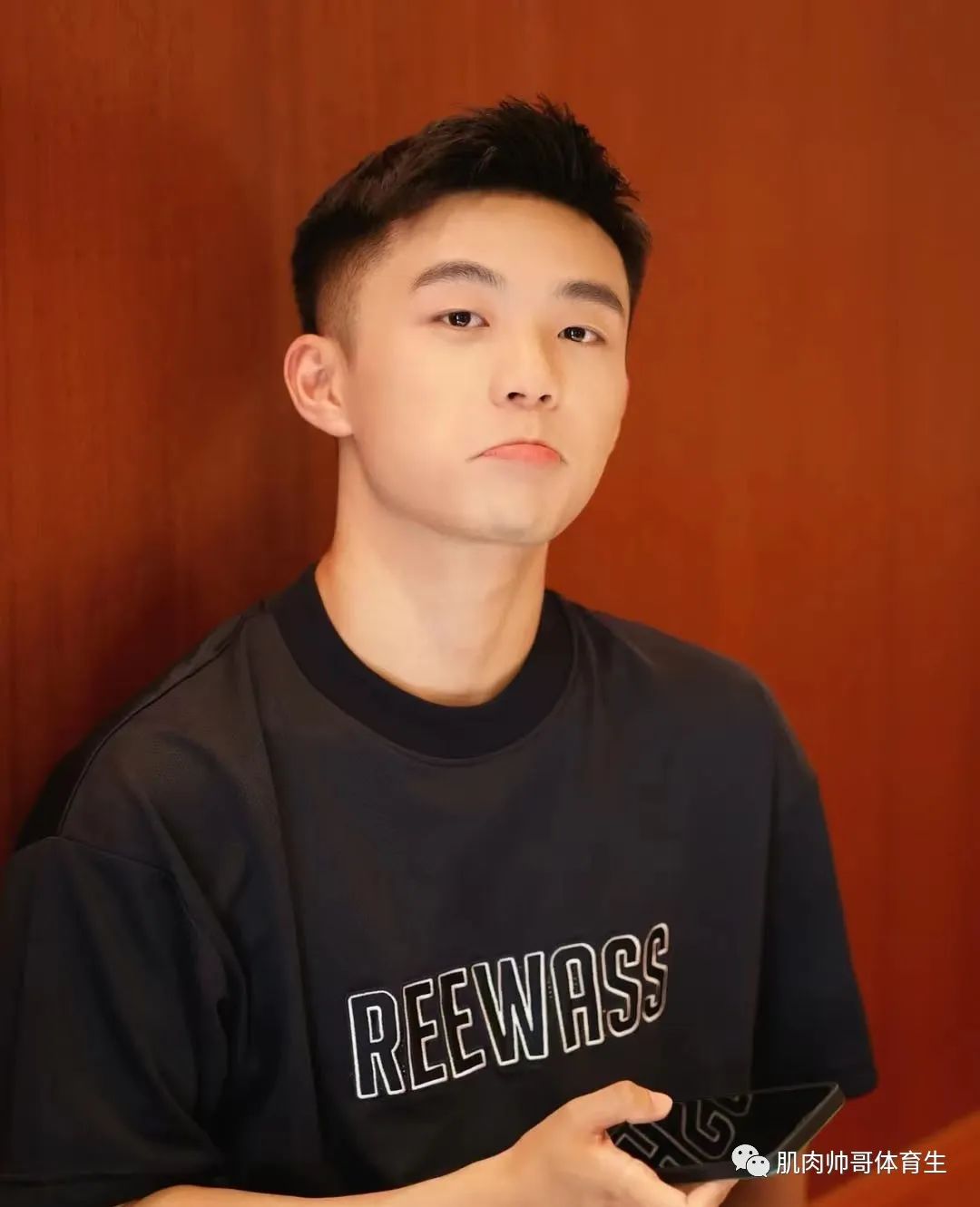 精致男孩又来啦，治愈系笑容太迷人