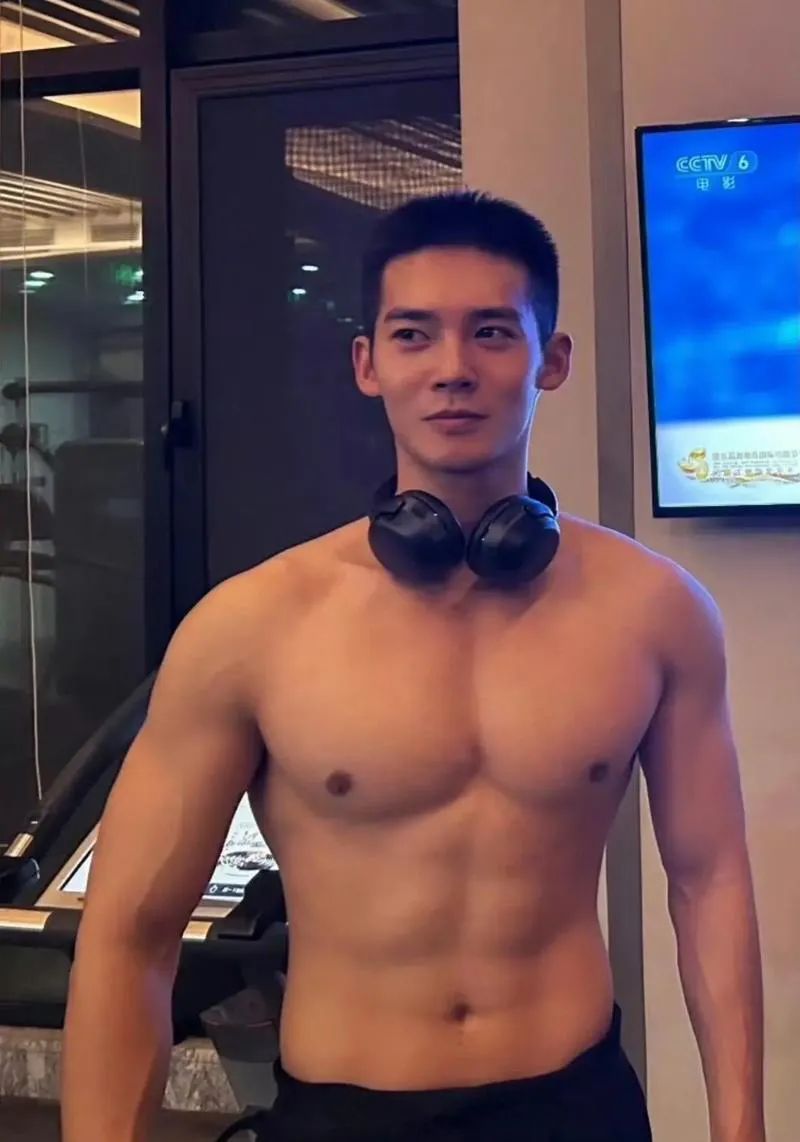 于是，塌房了！舔脚婆、男女通吃、双插头 Buff 叠满…