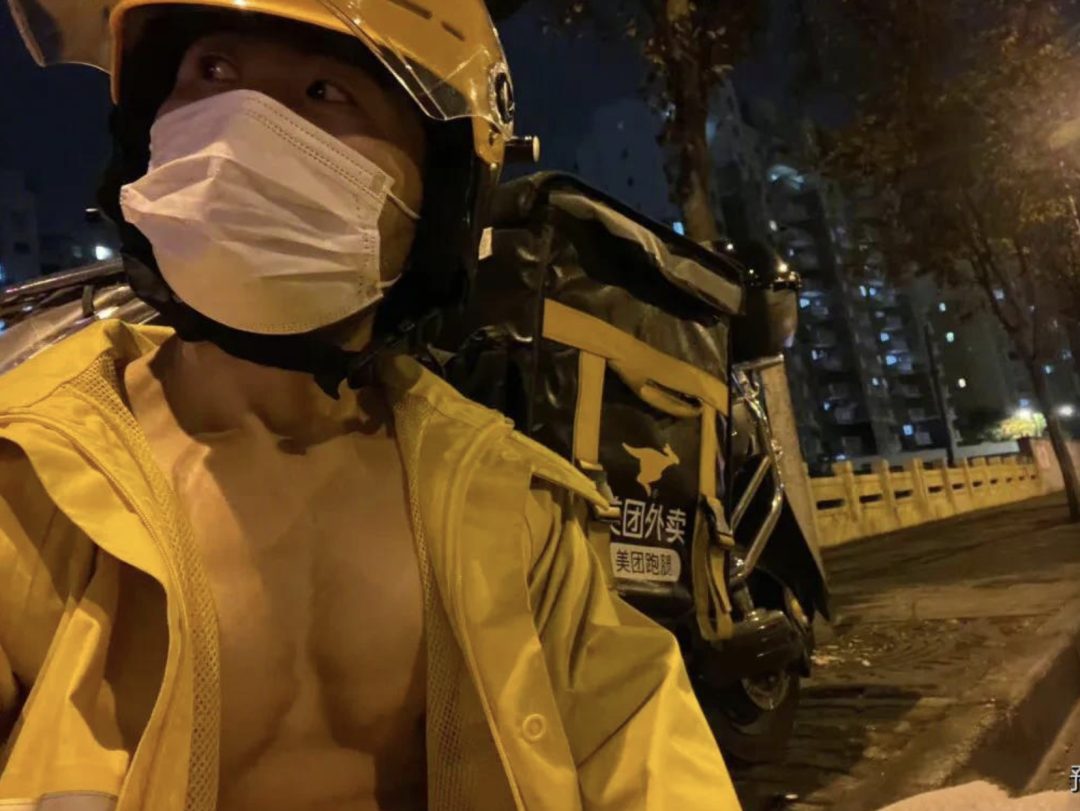 肌肉外卖员拉开衣服玩自拍，这身材绝了