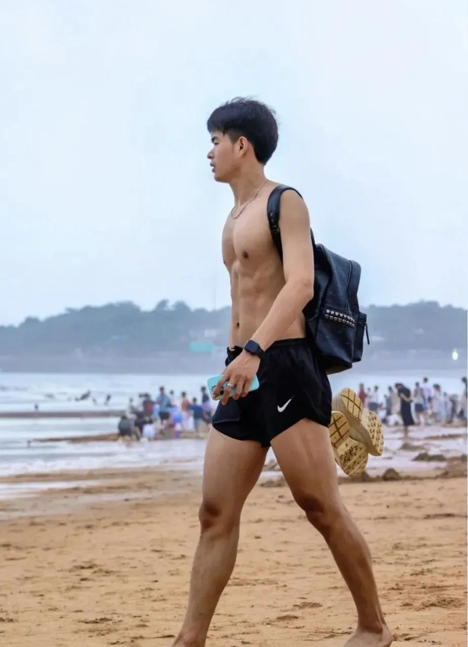 193CM 黑皮田径体育生，19 岁山东男大的迷人魅力！