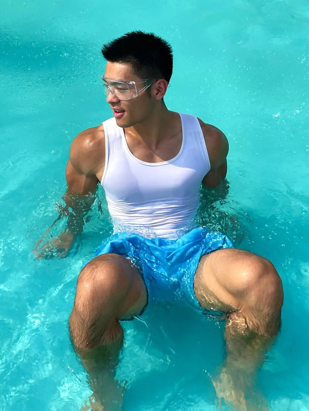 武汉地铁上的黑皮肌肉男找到了，大腿太粗壮太顶啦！