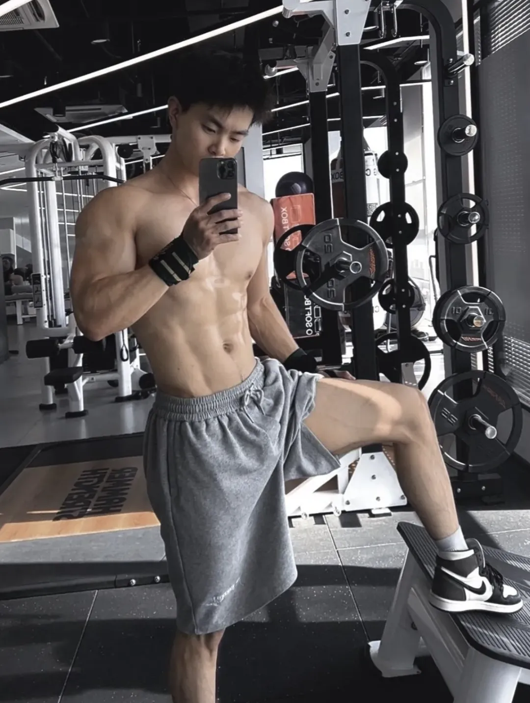 穿灰裤子的六块腹肌小兵哥自拍，长腿青筋爆棚呀！