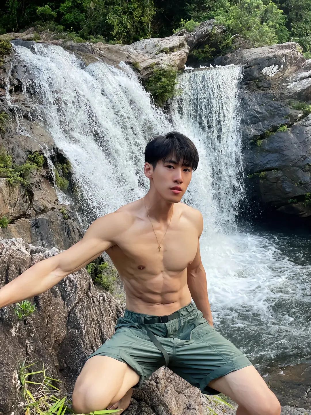 百万粉丝男网红！深夜和 TS 小男娘约会被抓拍…
