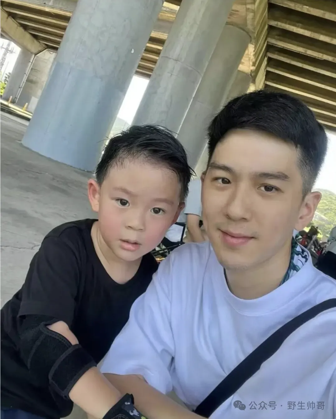 又一枚运动男自拍私照流出，长腿翘臀当爸爸太顶啦！