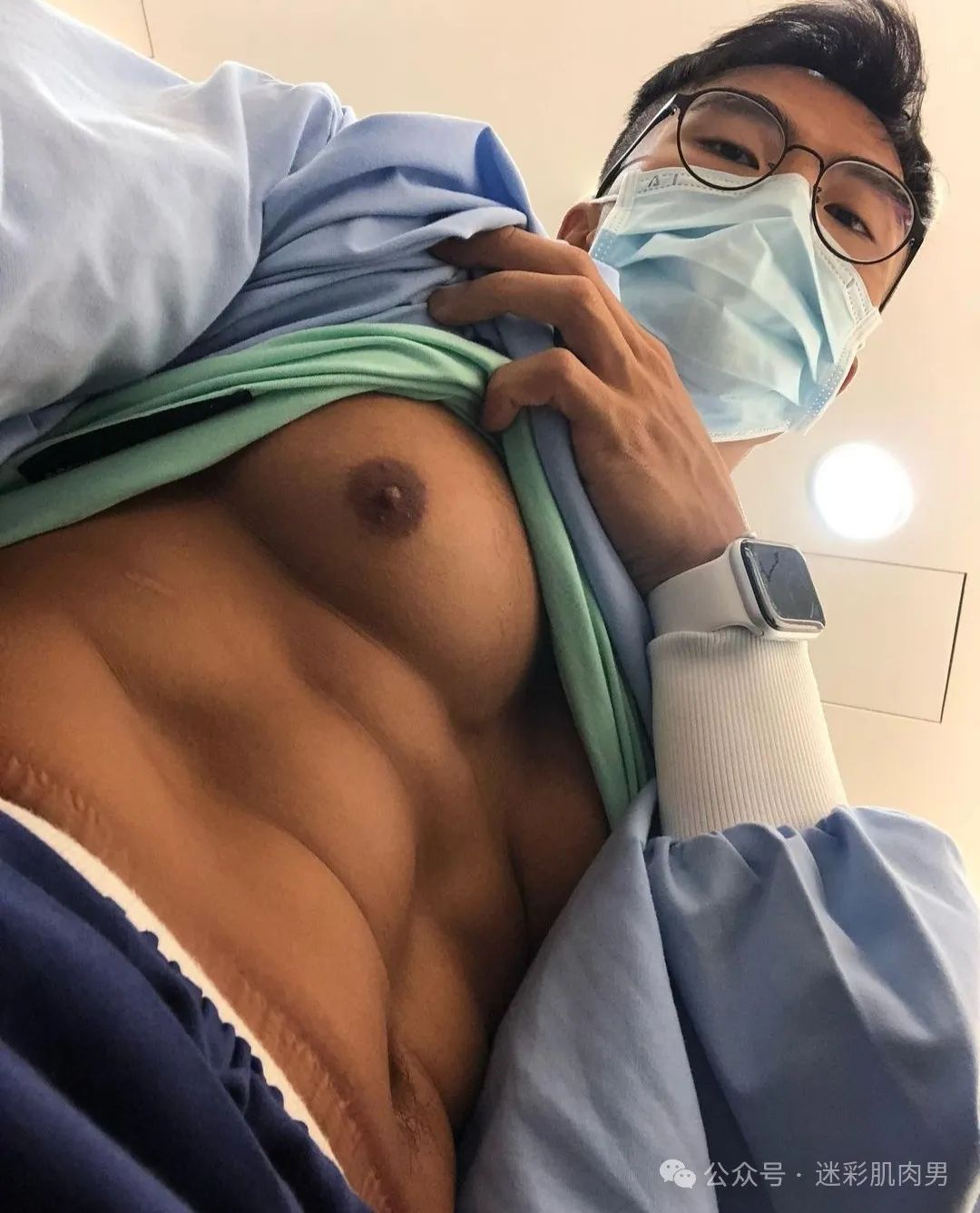 操场打球撩衣擦汗的腹肌男真帅！穿正装太有型啦