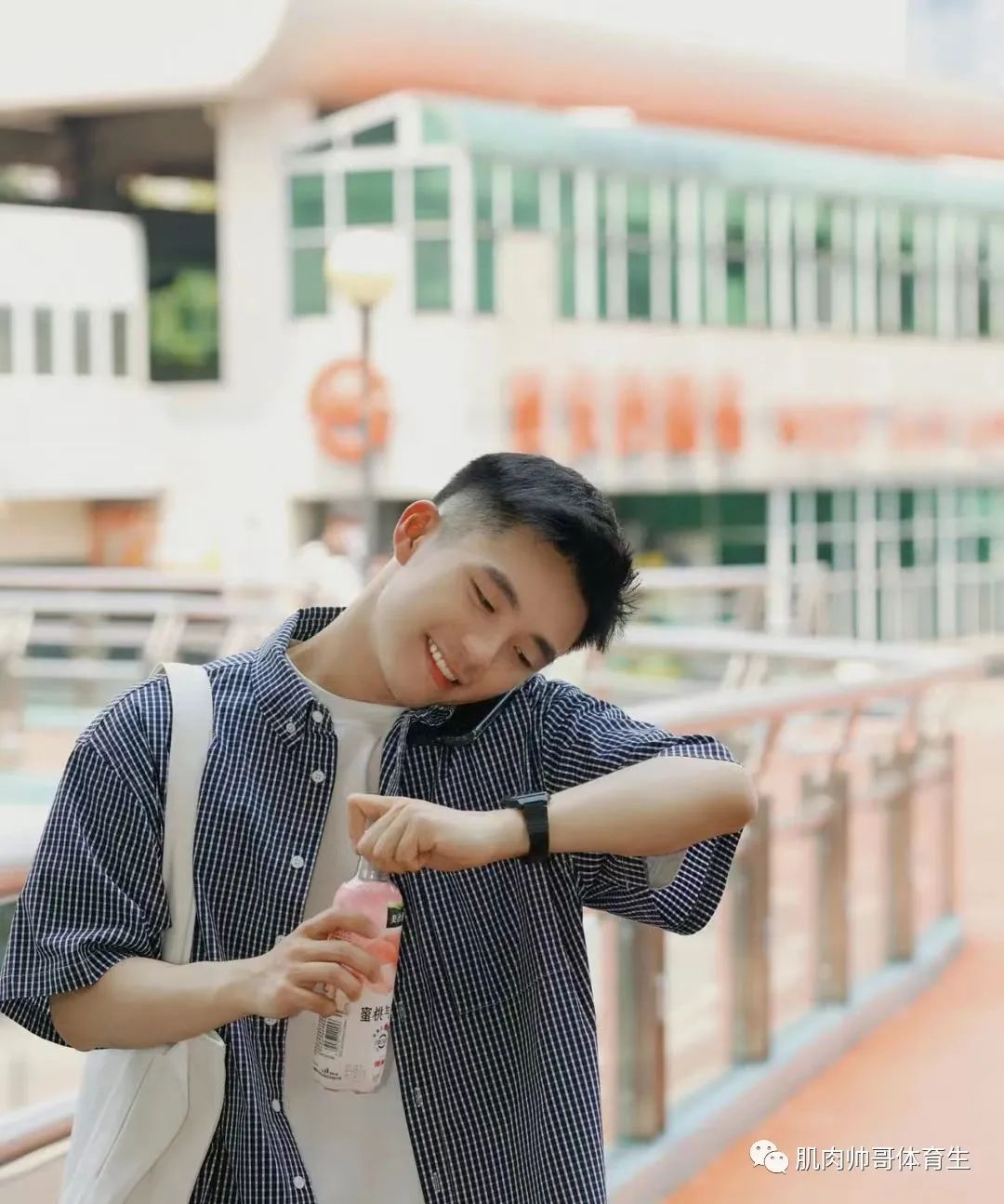 精致男孩又来啦，治愈系笑容太迷人