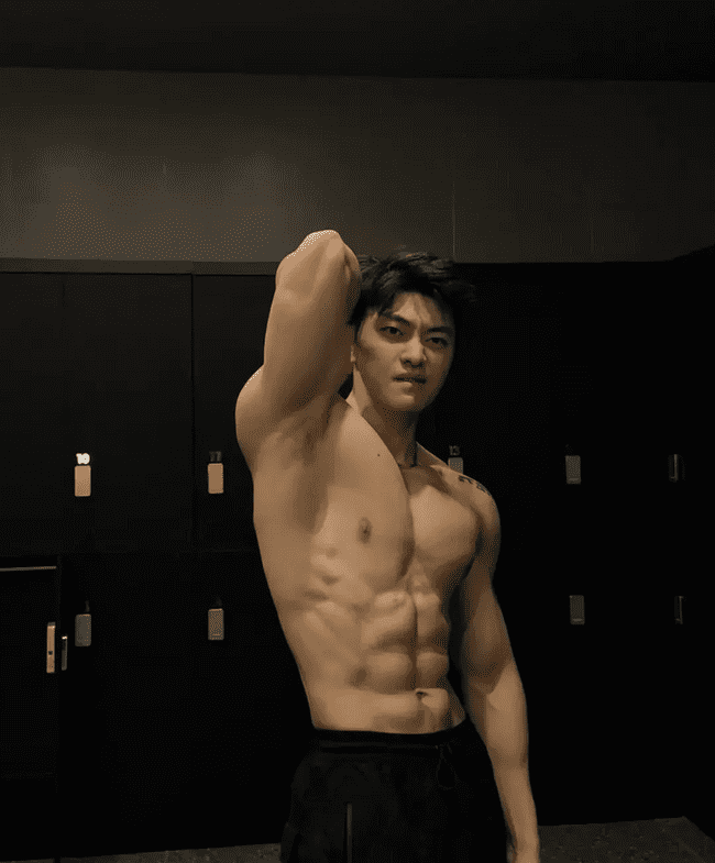 威武雄壮肌肉男，腹肌刚毅完美男人！