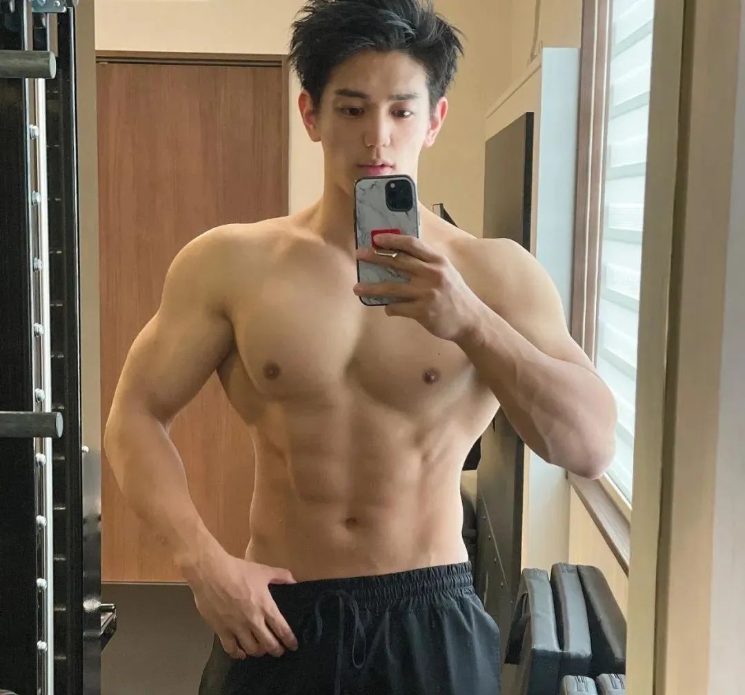 推特网红肌肉爸爸私教课卖五百约的都是男顾客，值吗？