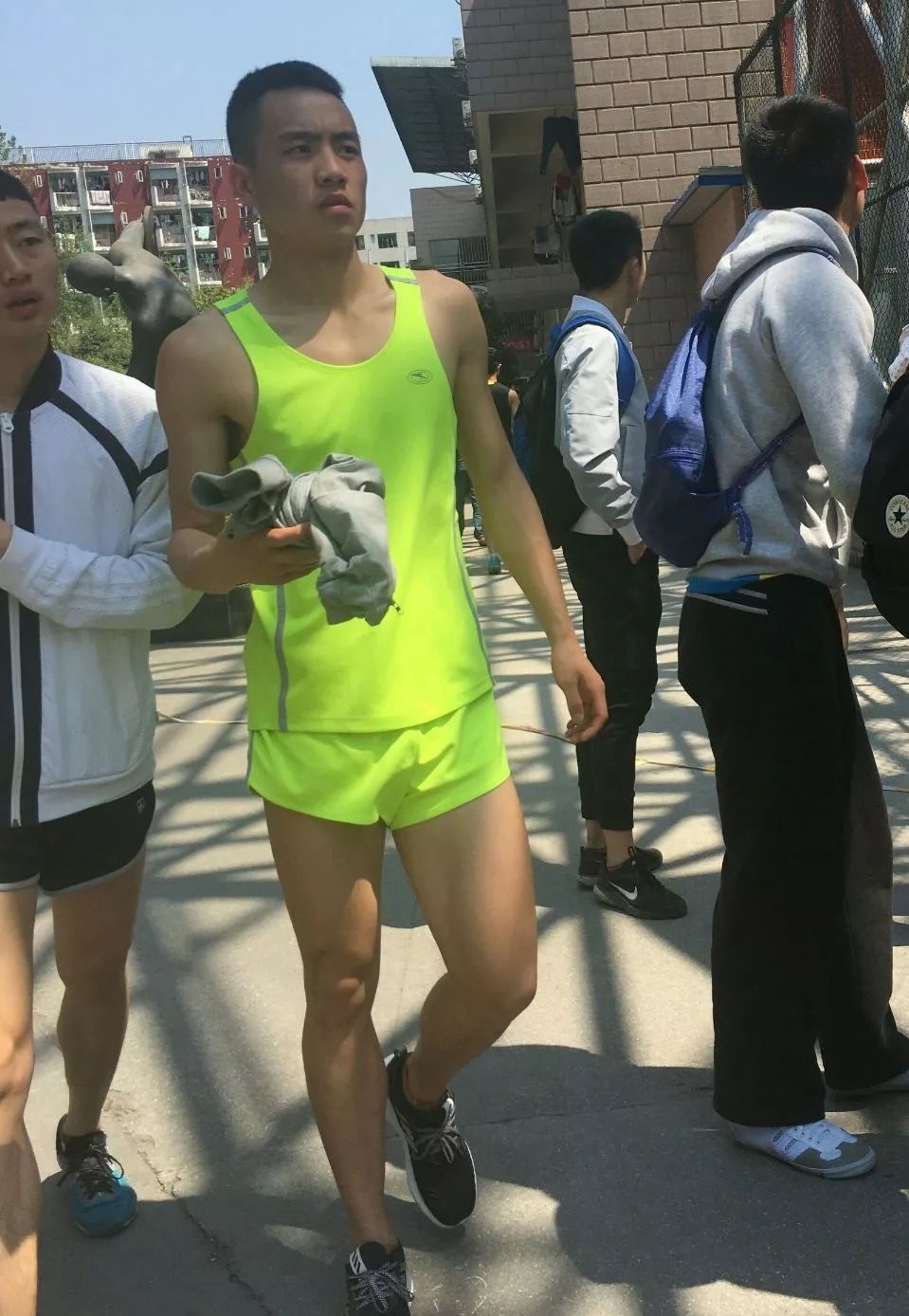 成都体院遇见的野生体育生，操场一个穿得比一个紧！