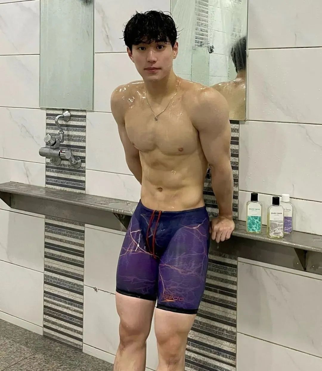 游泳体育生接金主爸爸广告，直接公共浴室拍起来了！