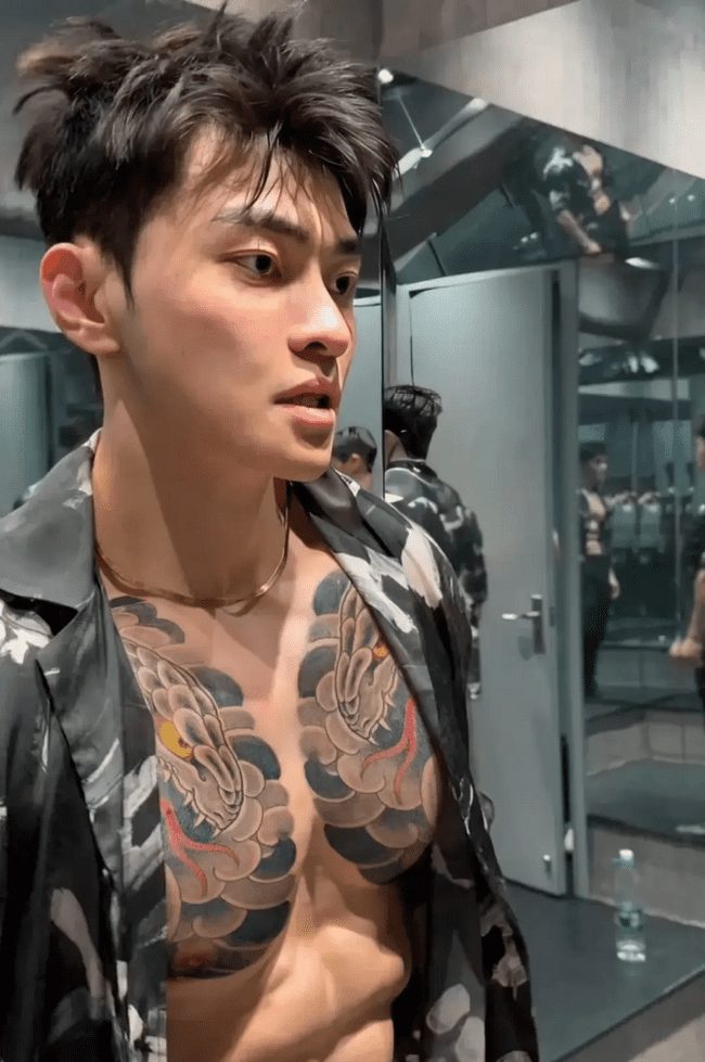 威武雄壮肌肉男，腹肌刚毅完美男人！