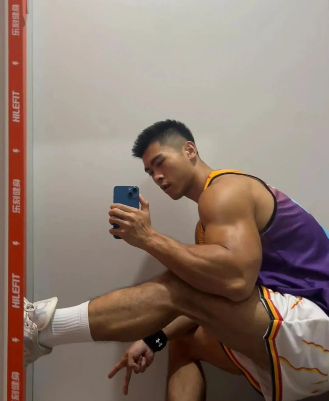 黑皮体育生八块腹肌太硬，老阿姨不淡定了！
