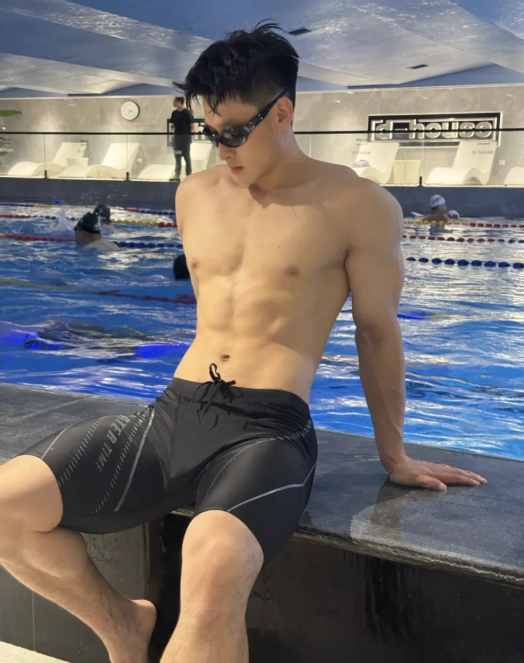 泳池湿透的长腿运动男，东北男人就是强大呀！！