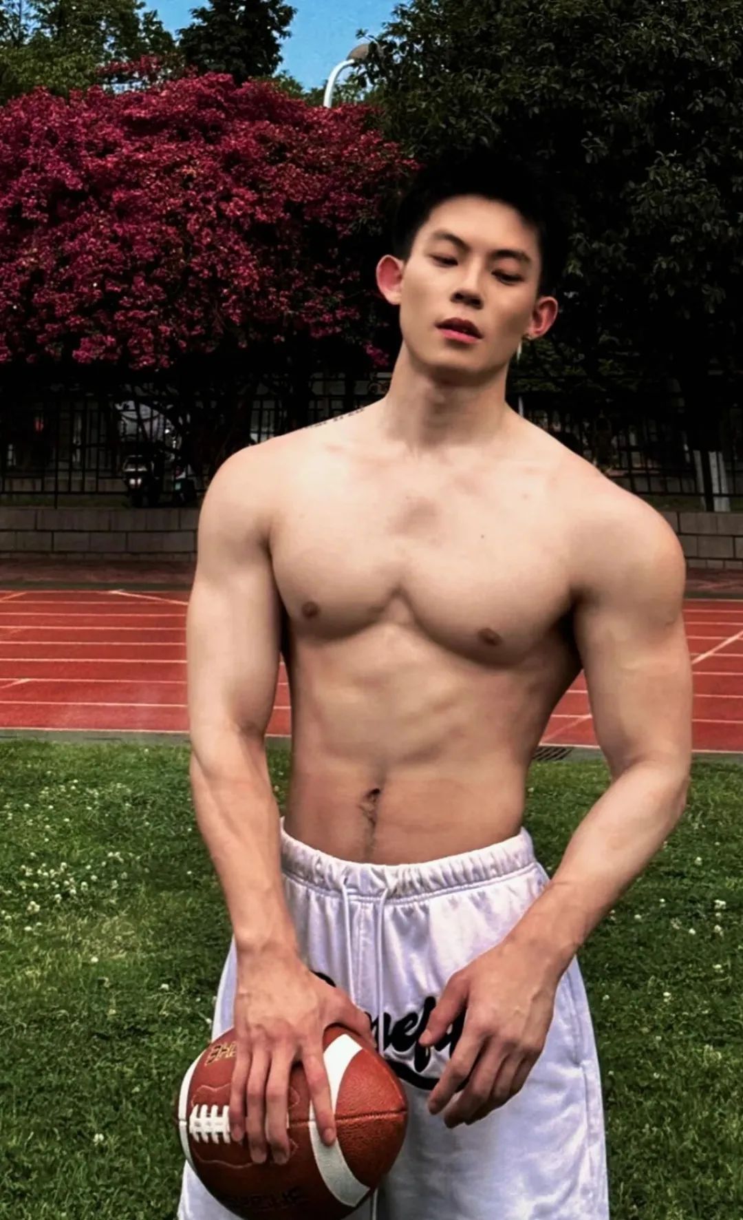 成都街头性感腹毛体育生，大肌男悬念拉满了！
