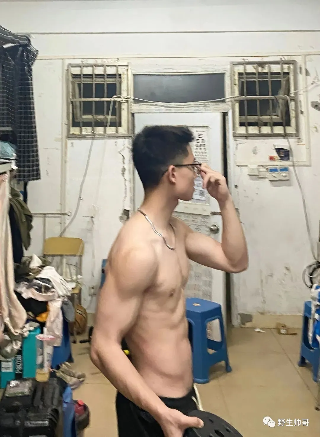 南宁覃森平替 20 体育生穿内裤自拍，拉低裤子秀腹肌大实力！