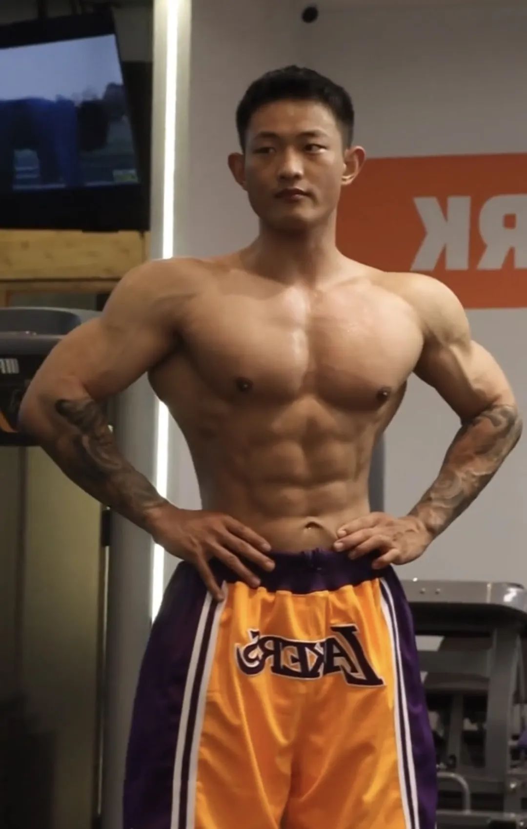 黑皮钢铁直男健身教练，夜访女记者，大花臂爱了…