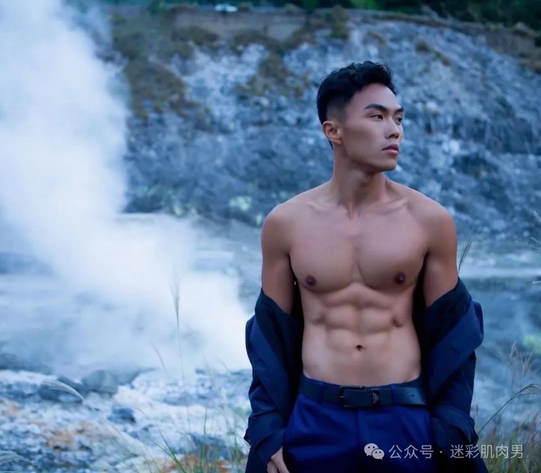 操场打球撩衣擦汗的腹肌男真帅！穿正装太有型啦
