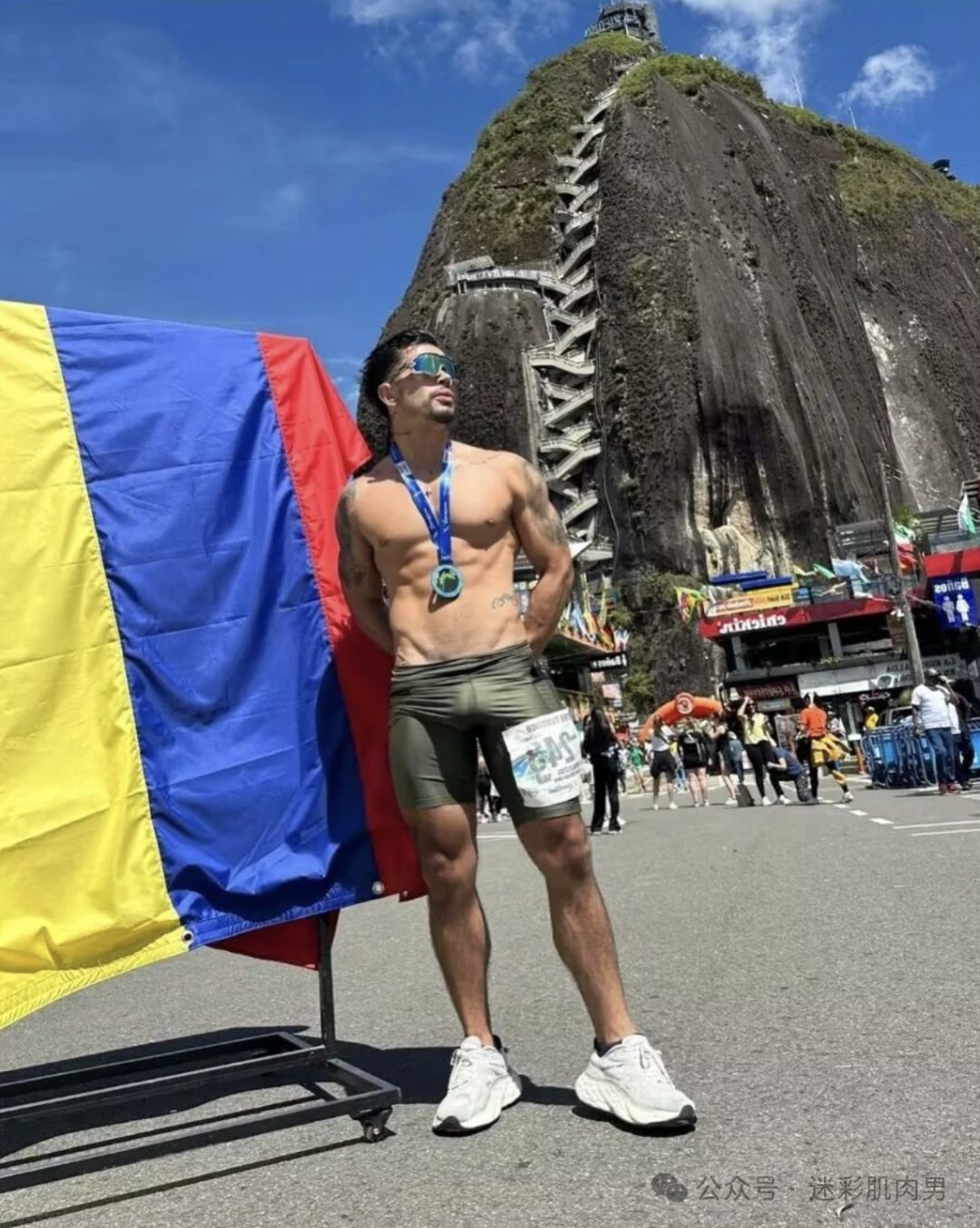 肌肉男跑马拉松穿的太紧了，实力太强了！