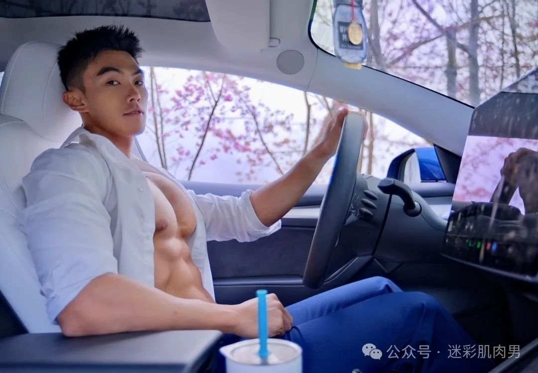 操场打球撩衣擦汗的腹肌男真帅！穿正装太有型啦