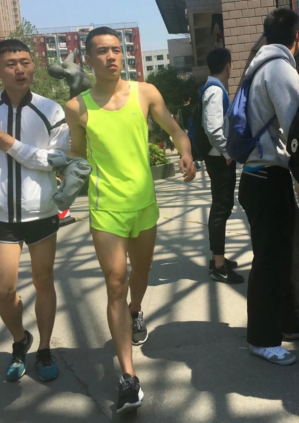 成都体院遇见的野生体育生，操场一个穿得比一个紧！