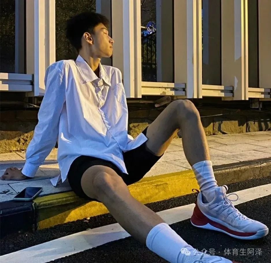 189 篮球体育生，篮球社社长，白袜大长腿，学弟换不停........