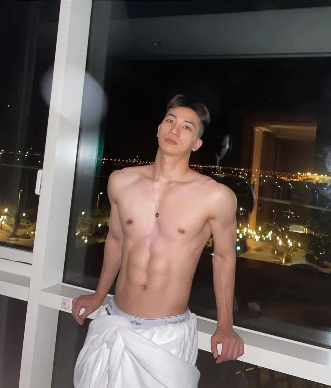 运动裤湿透的长腿小哥，匀称有型长得太可拉