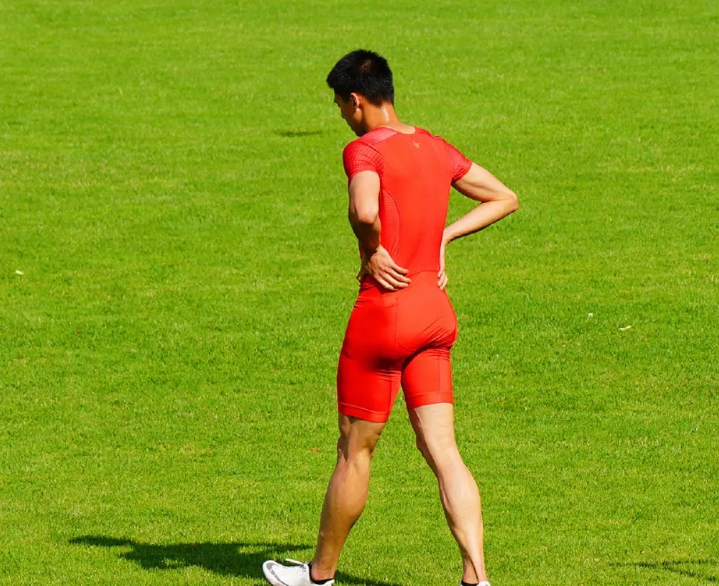 田径队第一翘臀梁劲生户外脱了冲凉被拍，视频太好看！