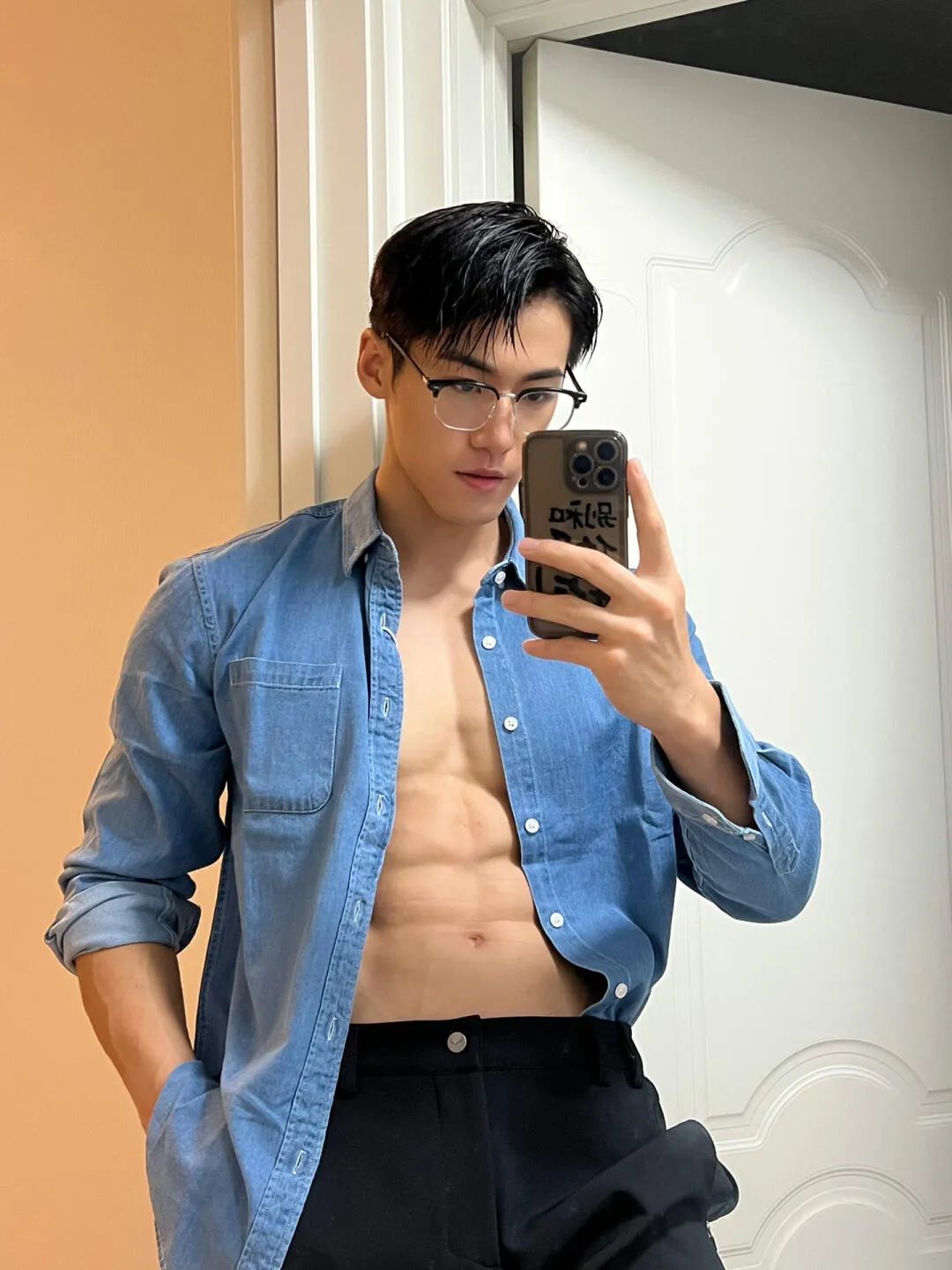 百万粉丝男网红！深夜和 TS 小男娘约会被抓拍…