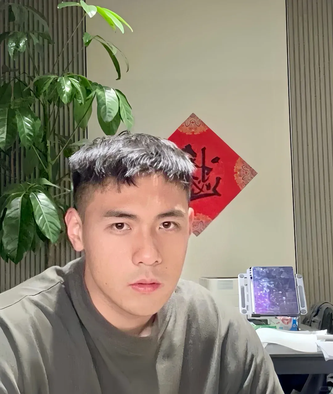 辽宁 190CM 寸头退役兵哥自拍，胸毛长得也太旺盛了！