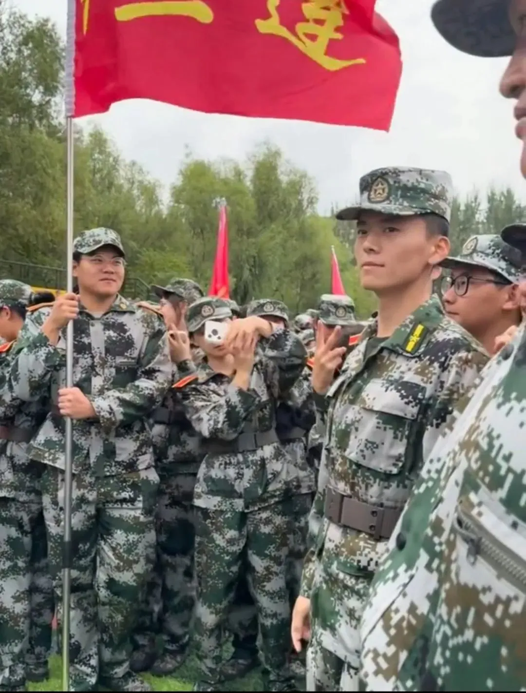 哈尔滨广厦学院的军训教官太帅了！