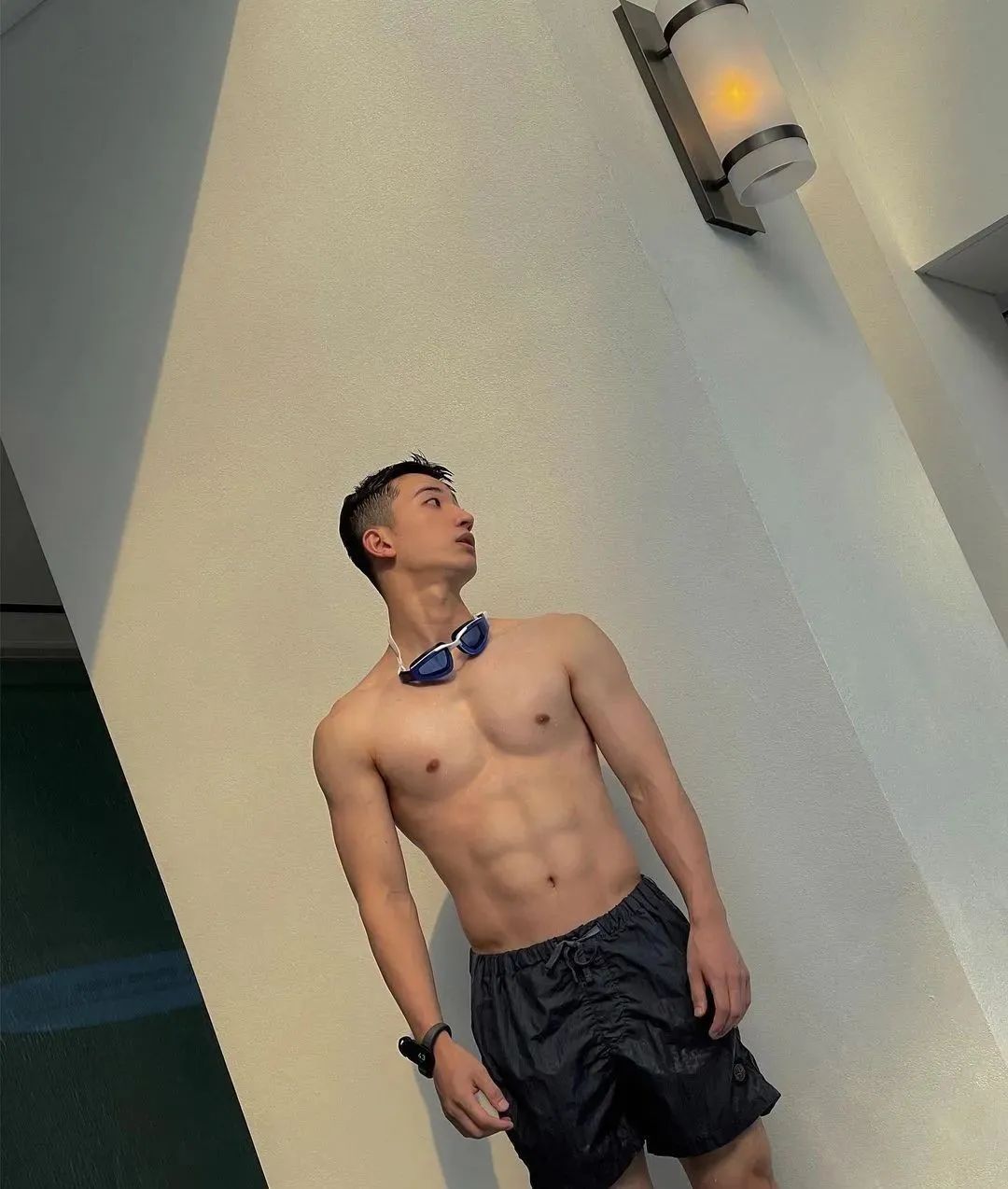 运动裤湿透的长腿小哥，匀称有型长得太可拉