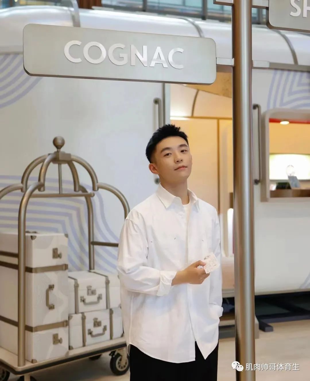精致男孩又来啦，治愈系笑容太迷人