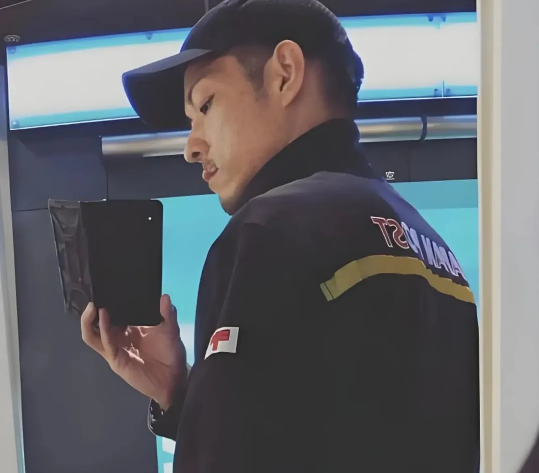 日本这枚正装男酒店见网友涉嫌偷窃他人财物，你看过他的吗